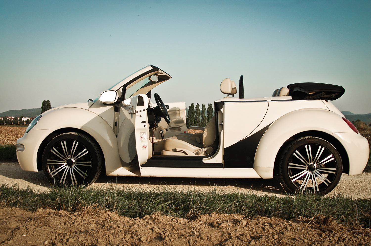 vw-bettle von der seite mit offenen türen